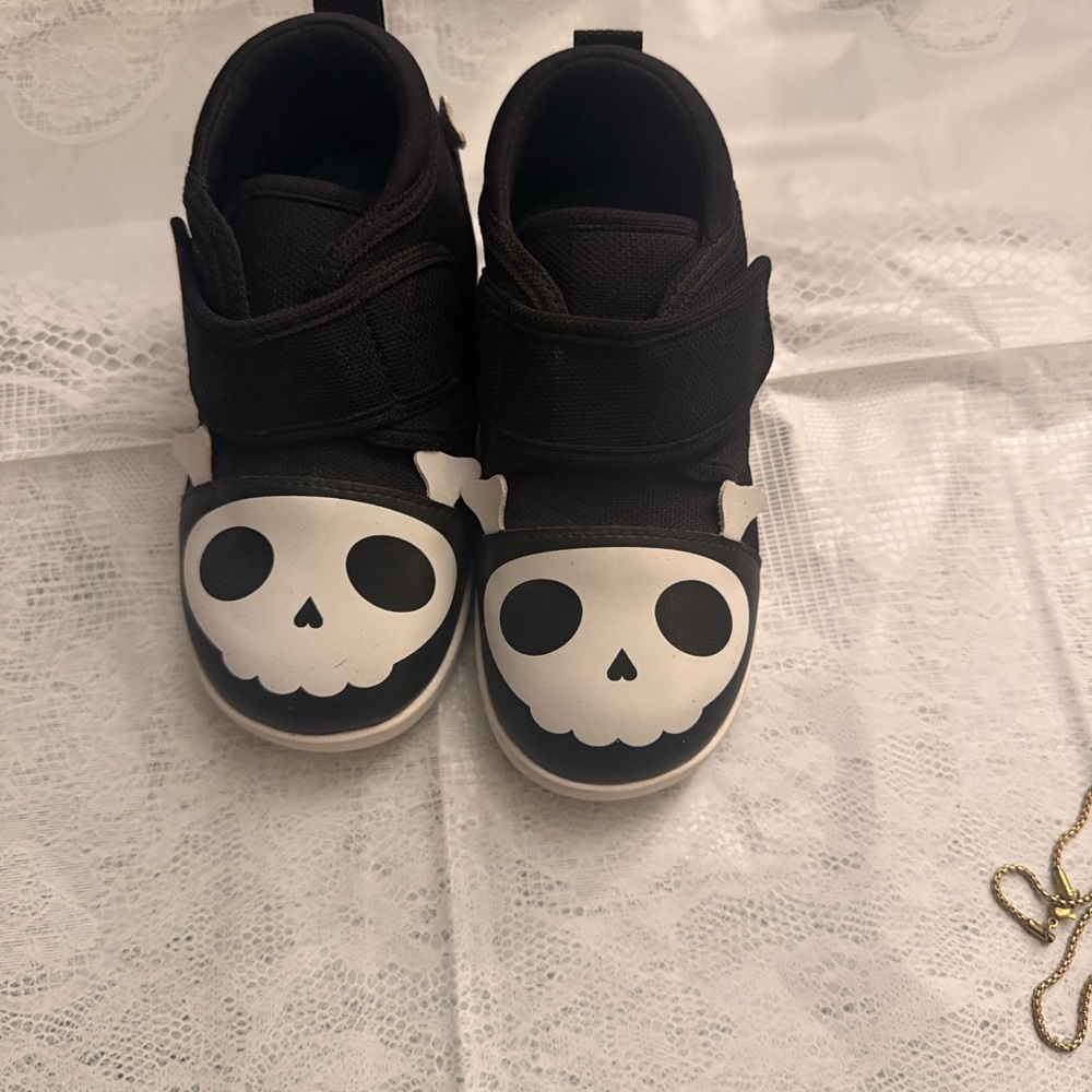Skull & Crossbones Pirate Squeaky Toddler Shoes size 9 - Picture 4 of 6
